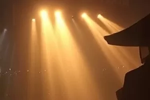 高原诊所医生背着药箱出诊