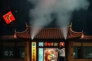 纸上敦煌壁画修复师伏案工作